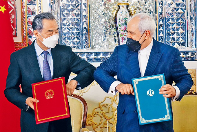 ■王毅與伊朗外長扎里夫在德黑蘭簽署合作協議。