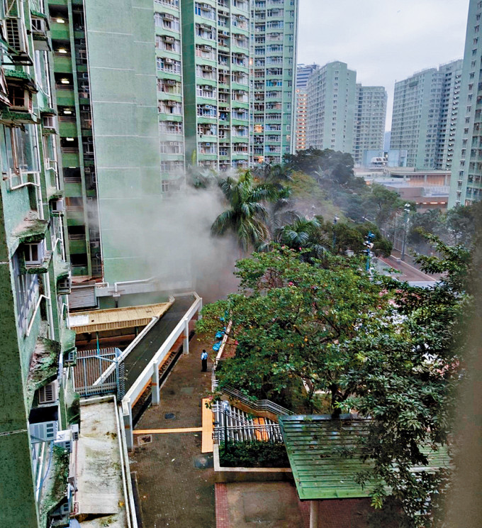 小西湾邨瑞乐楼地下总掣房突然发生爆炸并且冒烟。