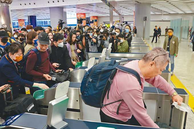 高铁复常，旅客对车票需求殷切。