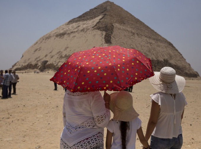 埃及向游客开放两座最古老的金字塔。AP