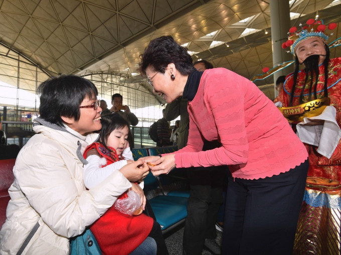 林郑月娥在机场向市民及旅客拜年，并派朱古力及合照。新闻处