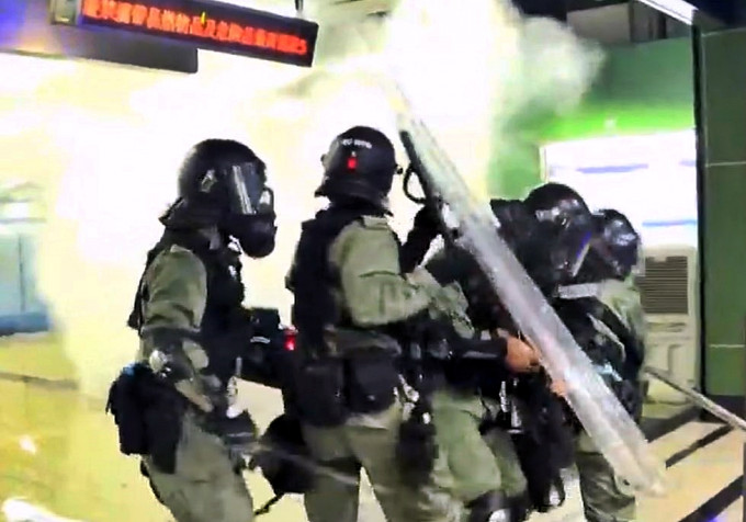 警方昨晚先后在港铁太古站及葵芳站内施放催泪弹。