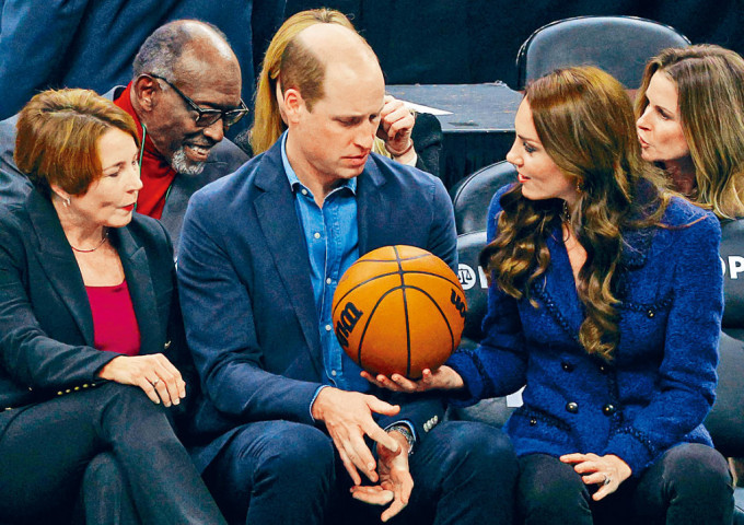 訪美的威廉王子伉儷，周三在波士頓觀看NBA籃球賽。