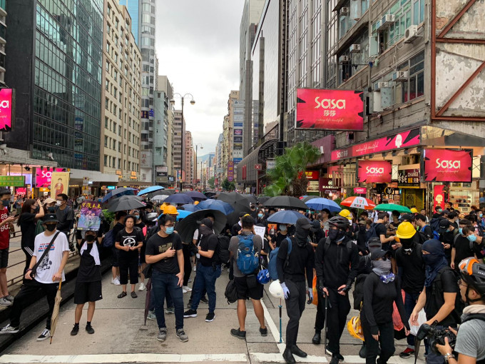 示威者走出彌敦道。