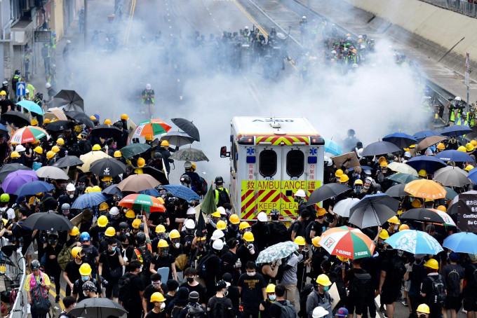元朗衝突期間有救護車穿越示威者人群。資料圖片