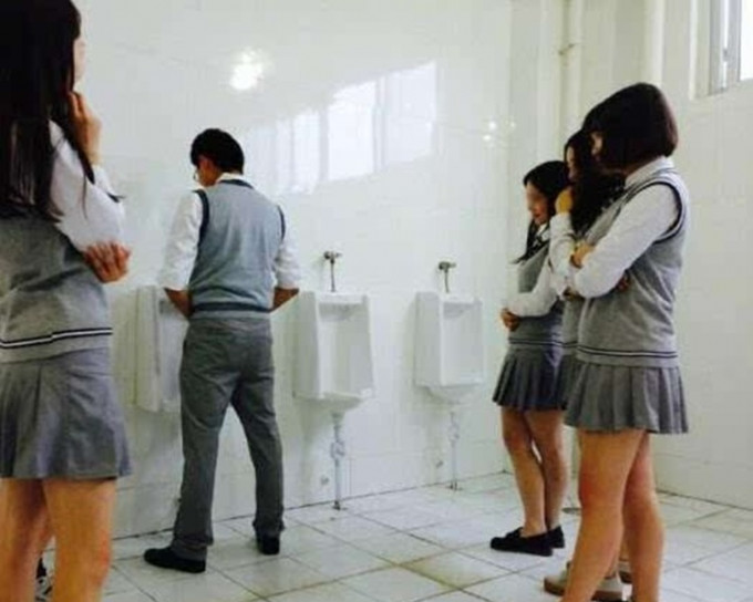 內地女大學生發揮創意，到男廁影畢業相「掏鳥」甜笑。網上圖片