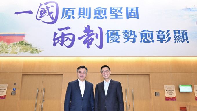 楊潤雄（右）與廣東省體育局局長崔劍（左）會面。政府新聞處圖片