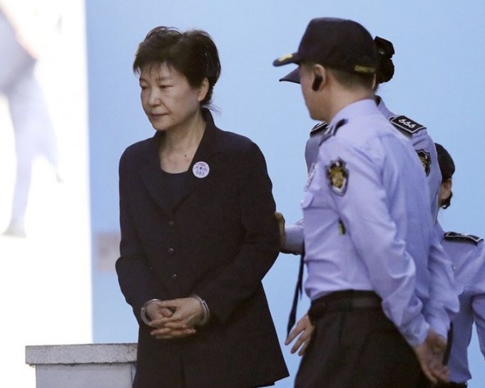 48%的受访者认为朴槿惠被判24年量刑过轻。 AP