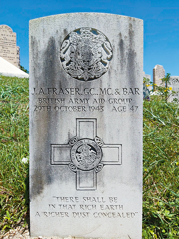 傅瑞宪位于赤柱军人坟场的墓碑。图中可见墓碑上刻了佐治十字勋章的标记。