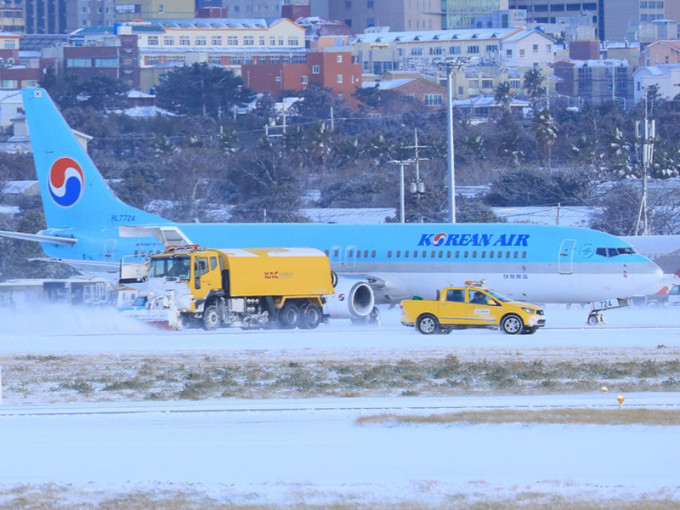 济州机场因为连日下大雪，今早暂时将跑道关闭，造成许多航班停飞及延误。（网图）