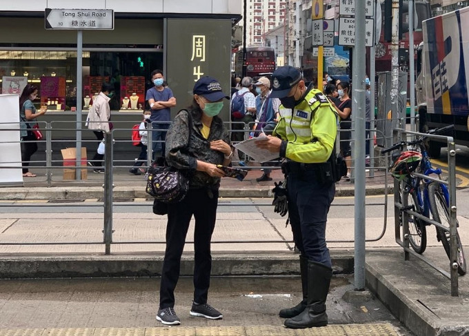 為提高行人過路安全意識，警方不時打擊違例過路行為。資料圖片