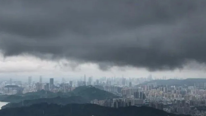 深圳14日迎來暴雨天氣，四預警生效。