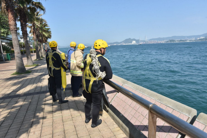 水警及消防輪在附近海面搜索近1小時無果。