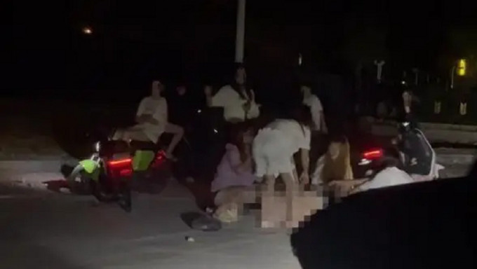 福州街头有女生遭多人围殴、剥衫剥裤。