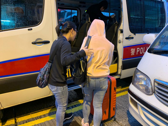 九龙城警区特别职务队人员在龙岗7号一单位拘捕一名24岁外藉女子，涉嫌「违反逗留条件」。警方图片