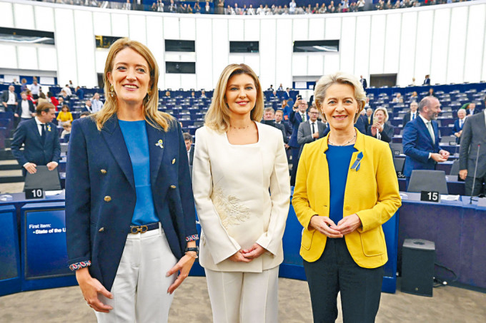 （左起）欧洲议会主席梅特索拉、乌克兰第一夫人奥莱娜和冯德莱恩，周三于法国斯特拉斯堡的欧洲议会议事厅合照。