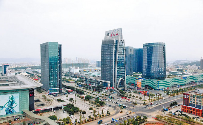 ■华南城向深圳市国资委旗下的特区建发集团配股，合共集资约19.1亿元。