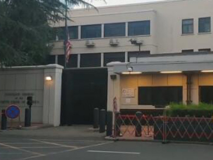 美国驻成都总领事馆早上关闭，图为今晨馆内美国国旗已降下的情况。(网图)