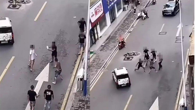 網片顯示，湖南多人馬路中心持刀互斬。