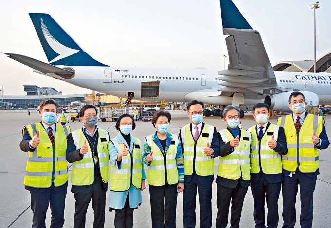■首批一百萬劑科興疫苗昨午由北京抵港，多名官員到機場迎接。