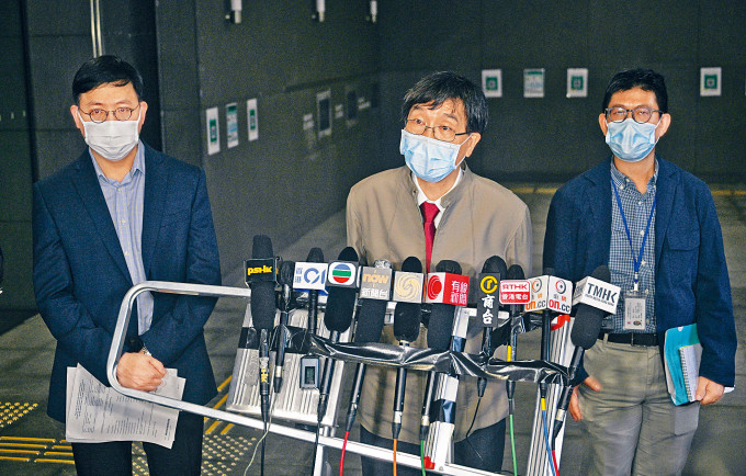 港大微生物学系教授袁国勇（中）指男童个案属「真阳性」，但怀疑他一月已受到感染。
