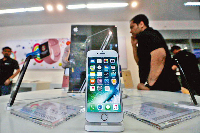 印度孟買一間iPhone經銷商店。