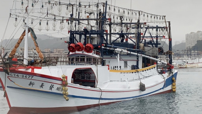 台籍渔船石垣岛海域翻覆，寻获1具遗体，6人仍下落不明。