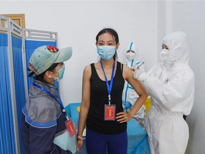 武汉志愿者接种腺病毒载体重组新冠病毒疫苗，参与二期临床试验。(网图)