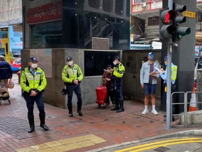 警方在港岛各区打击行人乱过马路。警方图片