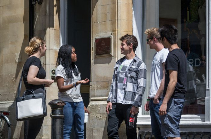 Oxford Sixth Form College及NCUK（英國北方大學聯合會）合辦的六個月國際基礎課程。