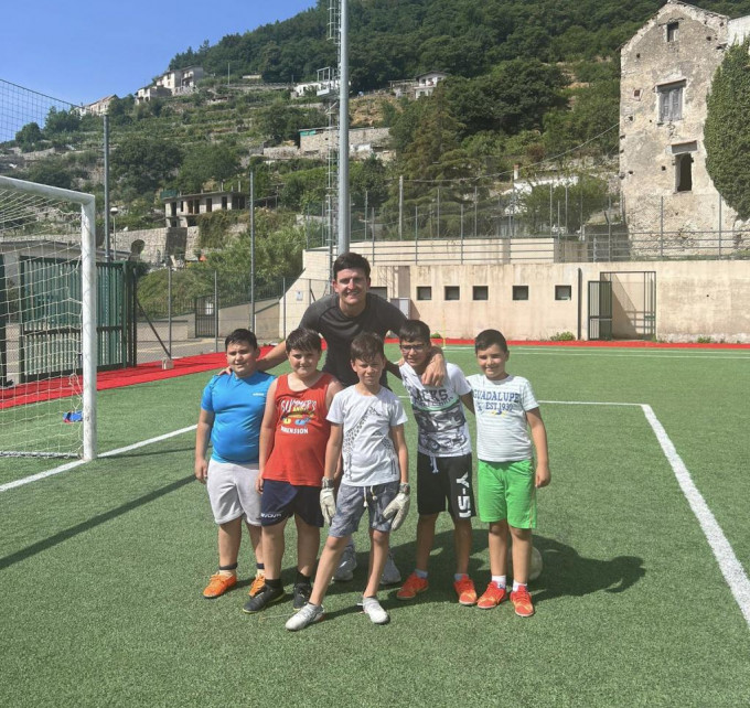 马古尼到意大利度蜜月，其中一天还亲身向当地儿童上了一堂宝贵的足球课。马古尼TWITTER图片
