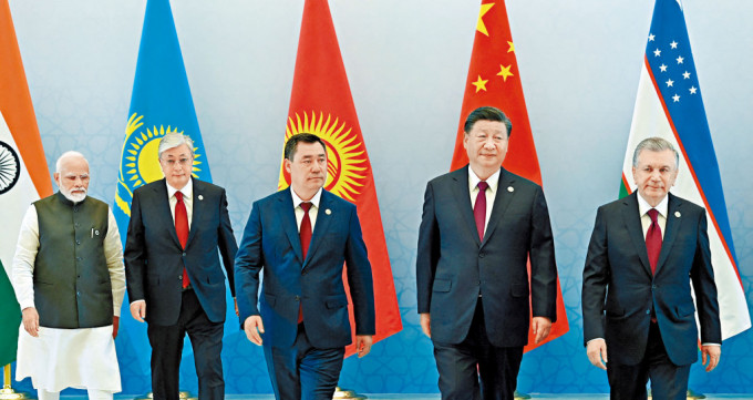 國家主席習近平十六日在烏茲別克與上海合作組織峰會成員國領導人合影。