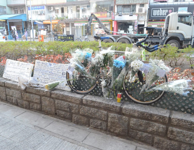 多名街坊在事发后在其单车附近摆放鲜花悼念。
