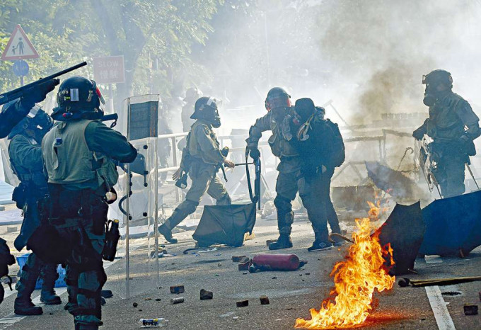 前年十一月中文大学二号桥爆发骚乱，示威者多次冲击警方防，五名中大生当场被捕。