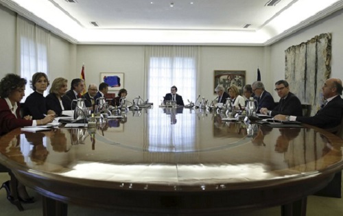 西班牙政府召开紧急内阁会议。 AP