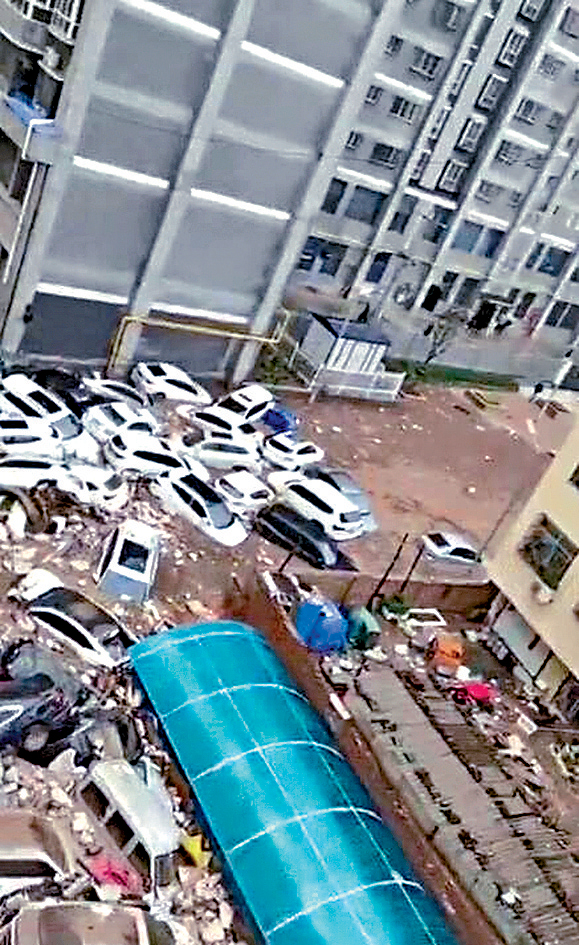 陝西志丹縣暴雨，大量汽車被沖走。