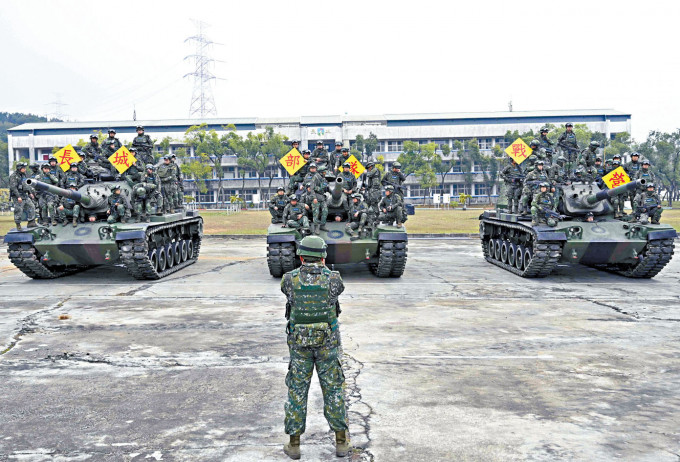 台兵在台中进行演习后，在美制M60-A3坦克上合影留念。