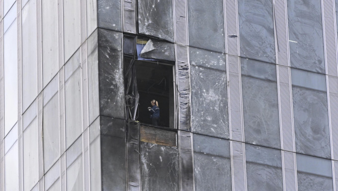 俄羅斯一在建商業大樓被無人機炸出一個洞。美聯社