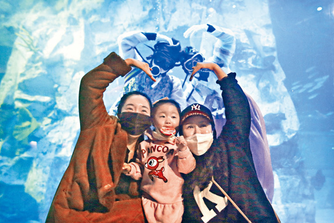 ■南韩民众带同孩子周日到首尔一家水族馆游玩，庆祝新年。