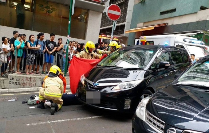 被告林深驾至西营盘正街与第一街交界，未有在「停」字标志前完全停低，撞到一名93岁路人。资料图片