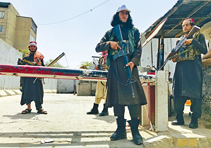 在美國駐喀布爾大使館附近，昨日有塔利班戰士把守檢查站。