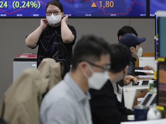 南韓市民響應政府呼籲戴上口罩防疫。AP