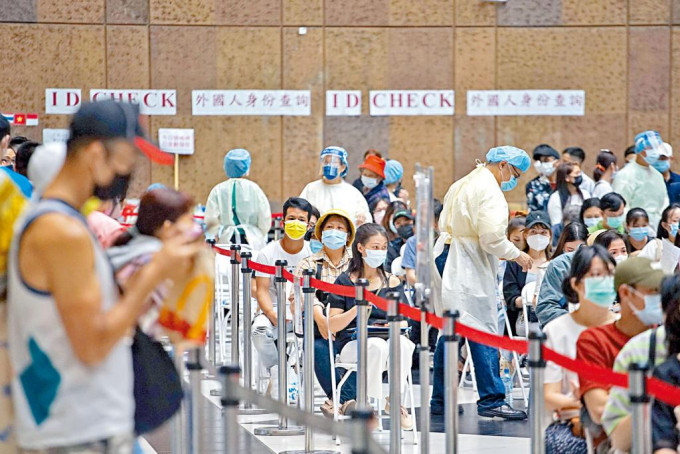 台灣疫情嚴重，民眾爭先恐後往打疫苗。