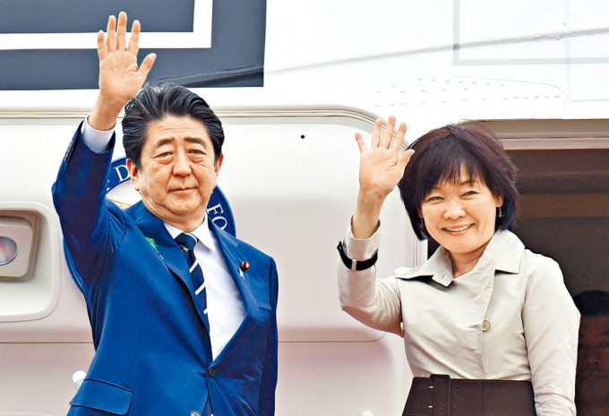 二○一八年四月，安倍偕妻准备从羽田机场出发前往美国访问。