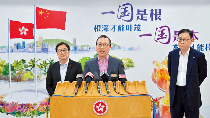 律政司司長林定國（中）、大律師公會主席杜淦堃（右）及律師會會長陳澤銘（左），在北京會見傳媒。