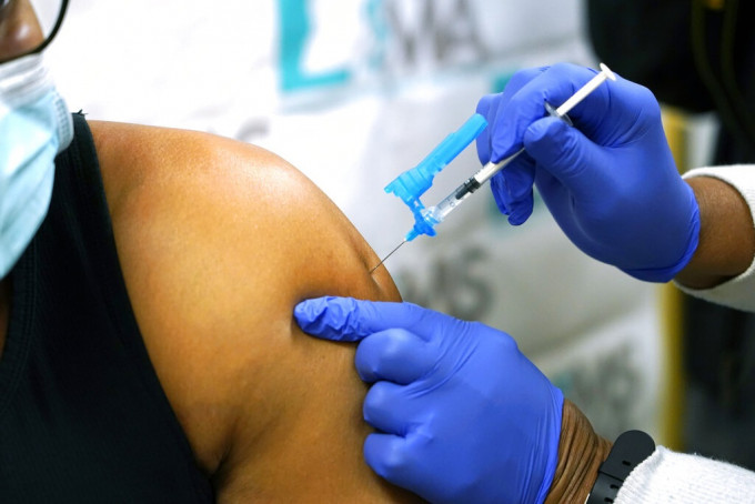 美國已經開始接種輝瑞疫苗。AP資料圖片