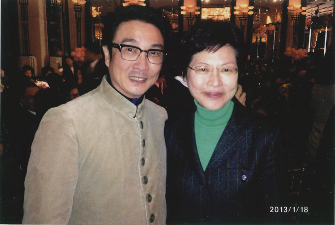 林鄭月娥曾受劉松仁（左）主演社工的《北斗星》啟發而希望投身社工，攝於2013年。