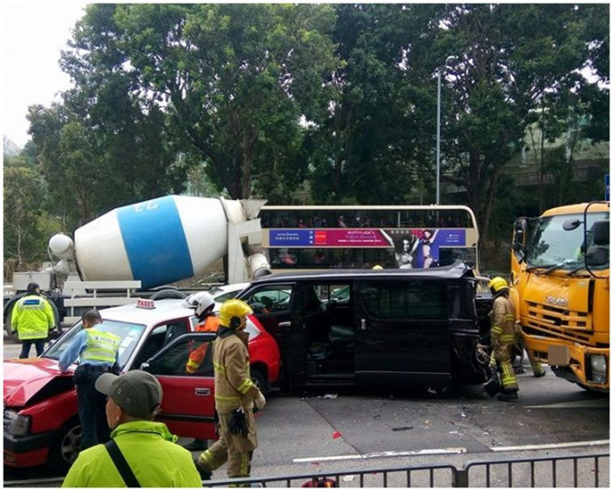 大圍金輝花園對開昨日發生6車相撞交通意外。網上圖片