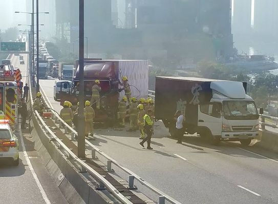 荃湾路发生两货车相撞车祸。 网图