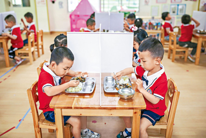 內地幼稚園面對招生難題。圖為杭州的幼稚園學生正在午膳。